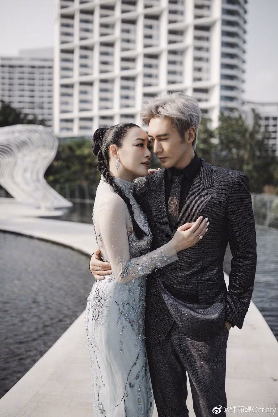 Trong ngày cưới, Trương Luân Thạc từng hứa sẽ chăm sóc tốt cho Chung Lệ Đề và các con. Nam diễn viên nói anh sẽ luôn dành thời gian và hành động để chứng minh cho bà xã thấy cô đã đúng khi lựa chọn đồng hành cùng mình.