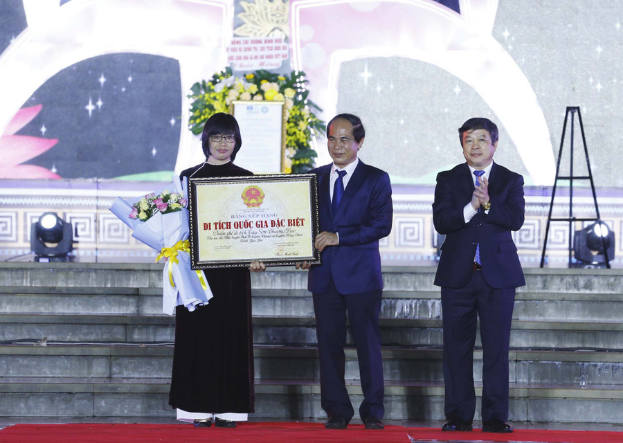 Lãnh đạo tỉnh đón nhận bằng xếp hạng di tích quốc gia đặc biệt đối với Quần thể di tích Tây Sơn Thượng đạo. Ảnh: Phương Duyên
