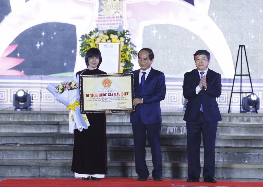 Lãnh đạo tỉnh đón nhận bằng xếp hạng di tích quốc gia đặc biệt đối với Quần thể di tích Tây Sơn Thượng đạo. Ảnh: Phương Duyên