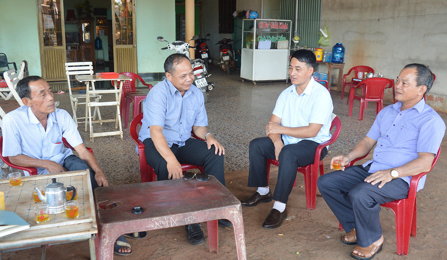 Phó Bí thư Thường trực Đảng ủy xã Ia Krêl Nguyễn Đình Tuất (thứ 2 từ phải sang) trao đổi với người dân thôn Thanh Giáo. Ảnh: Anh Huy  Phó Bí thư Thường trực Đảng ủy xã Ia Krêl Nguyễn Đình Tuất (thứ 2 từ phải sang) trao đổi với người dân thôn Thanh Giáo. Ảnh: Anh Huy