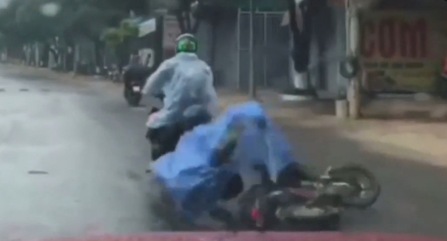  Sau va quẹt, học sinh ngã ra đường. Ảnh chụp màn hình