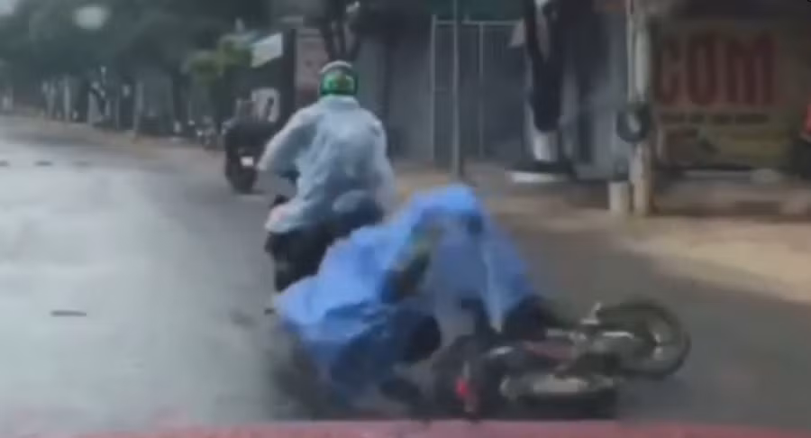  Sau va quẹt, học sinh ngã ra đường. Ảnh chụp màn hình