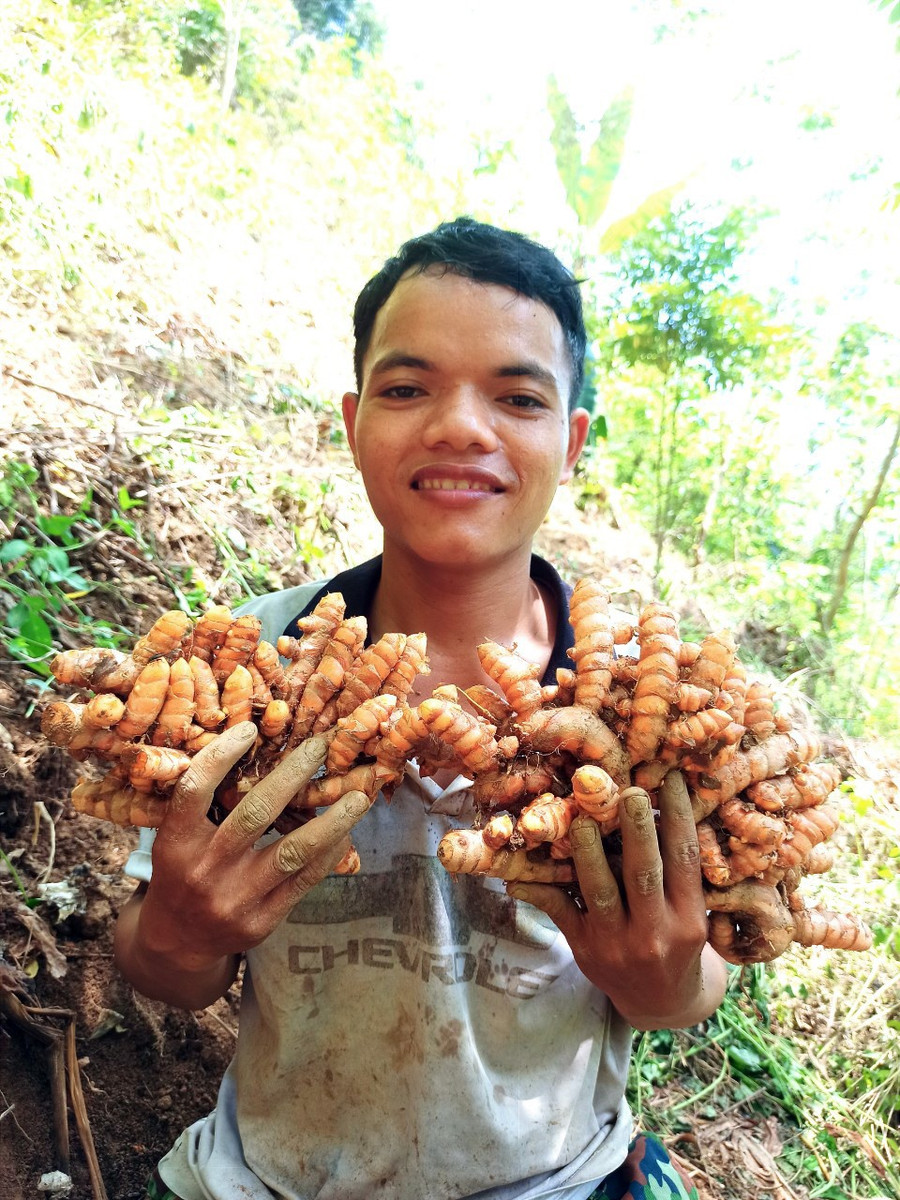 Brắc phải tự quay, tự biên tập video nhờ những hướng dẫn trên Youtube. Ảnh: Chụp màn hình YOUTUBE