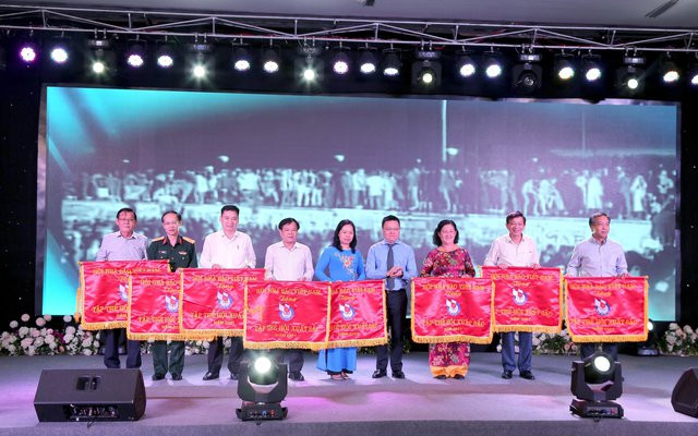 8 đơn vị báo chí đạt danh hiệu "Tập thể xuất sắc" năm 2021 do Hội Nhà báo Việt Nam trao tặng. Ảnh; VGP/Diệp Anh 8 đơn vị báo chí đạt danh hiệu