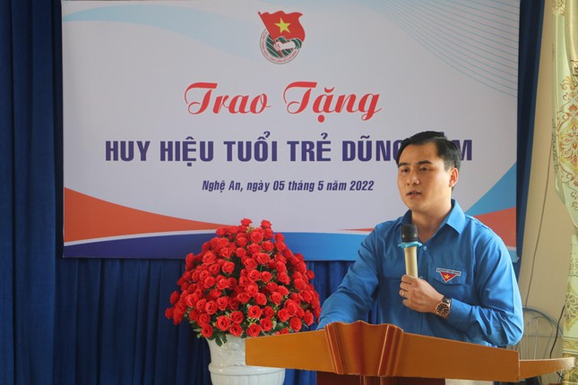 Phát biểu tại buổi lễ, anh Thái Minh Sỹ - Phó Bí thư Tỉnh đoàn, Chủ tịch Hội Sinh viên, Chủ tịch Hội đồng đội tỉnh Nghệ An biểu dương hành động dũng cảm của em Đặng Ngọc Thái An. 