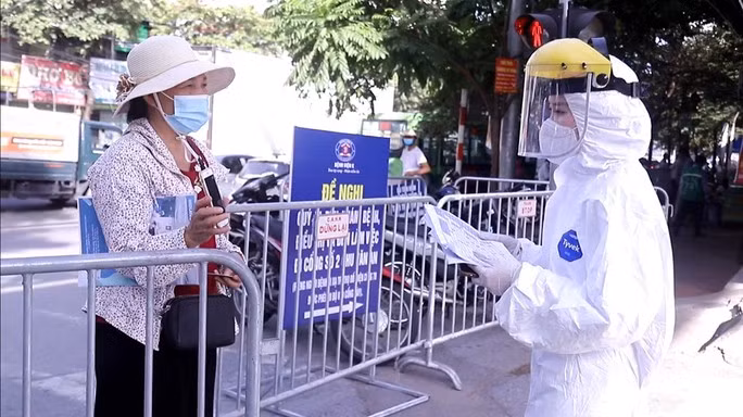 Người dân đến cơ sở y tế khám bệnh không còn phải xét nghiệm Covid-19