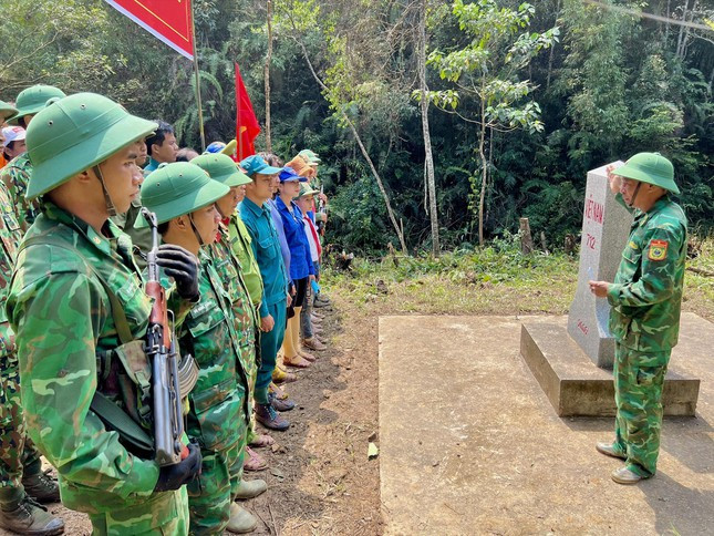 Thượng tá Quách Thiện Dư kể chuyện lịch sử hình thành, xây dựng, bảo vệ từng cột mốc cho người dân nghe. Ảnh: Nguyễn Thành Thượng tá Quách Thiện Dư kể chuyện lịch sử hình thành, xây dựng, bảo vệ từng cột mốc cho người dân nghe. Ảnh: Nguyễn Thành