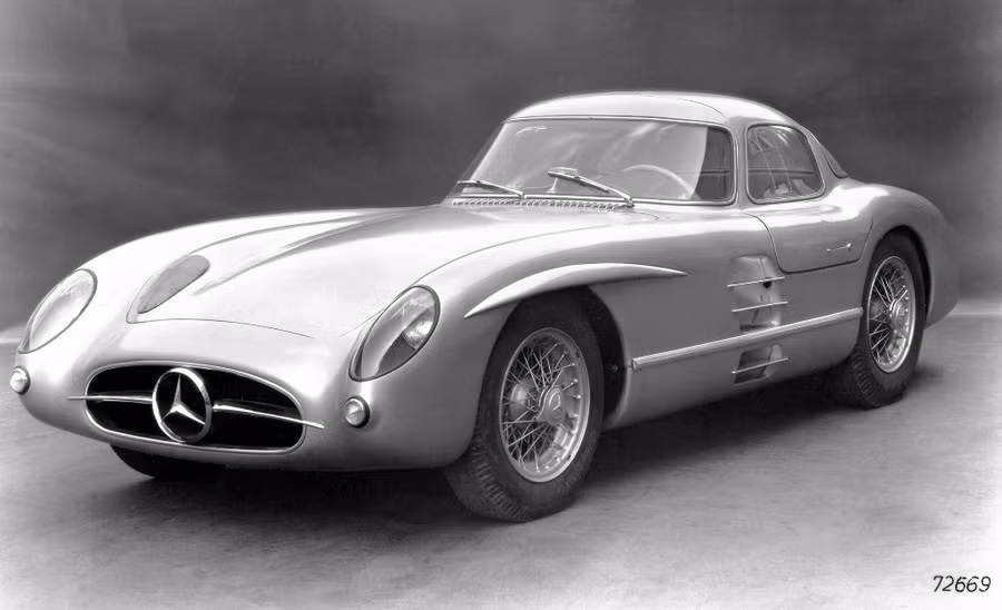 Chiếc Mercedes-Benz 300 SLR Uhlenhaut Coupe cực hiếm được sản xuất năm 1955. Ảnh: AFP