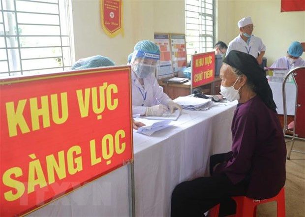 Đồng bào dân tộc thiểu số ở xã Thượng Thôn, huyện Hà Quảng, tỉnh Cao Bằng đến điểm tiêm chủng tiêm mũi 3 vaccine phòng COVID-19. (Ảnh: Chu Hiệu/TTXVN) 