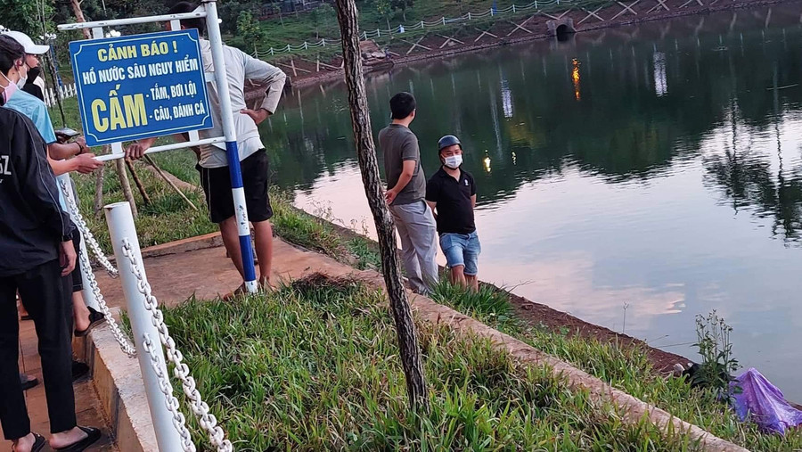 Khu vực hồ nước-nơi phát hiện thi thể nạn nhân. Ảnh: Văn Tân Khu vực hồ nước nơi phát hiện thi thể nạn nhân. Ảnh: Văn Tân