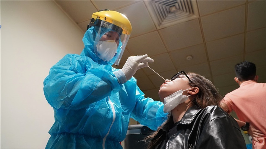 Khách quốc tế vẫn bị buộc phải test COVID-19 khi nhập cảnh trong khi về mặt khoa học thì 