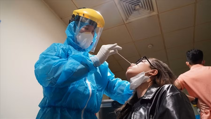 Khách quốc tế vẫn bị buộc phải test COVID-19 khi nhập cảnh trong khi về mặt khoa học thì 