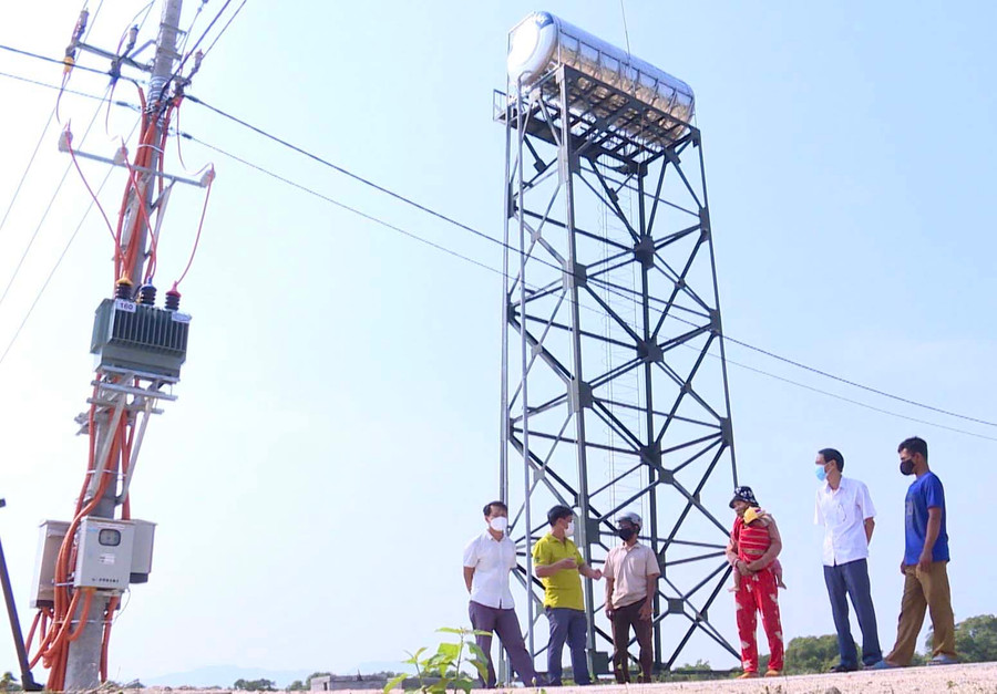 Người dân sống trông vùng sạt lở tại buôn H'Lang nằm trong diện di dời ai nấy đều vui mừng khi thấy cơ sở hạ tầng nơi ở mới được đầu tư khang trang, đồng bộ. Ảnh: Minh Phương