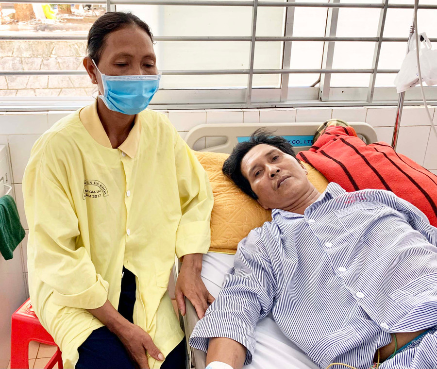 Vợ chồng anh Nay Suih. Ảnh: Như Ý