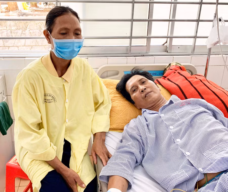 Vợ chồng anh Nay Suih. Ảnh: Như Ý