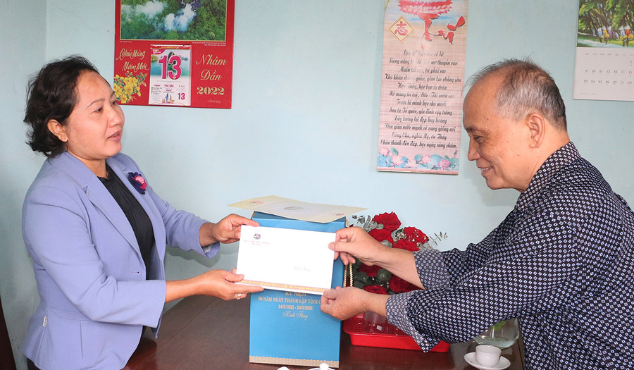 Thăm tặng quà đồng chí Nguyễn Danh-nguyên Tỉnh ủy viên, Phó Trưởng đoàn Đại biểu Quốc hội tỉnh. tỉnh. Ảnh: Quang Tấn