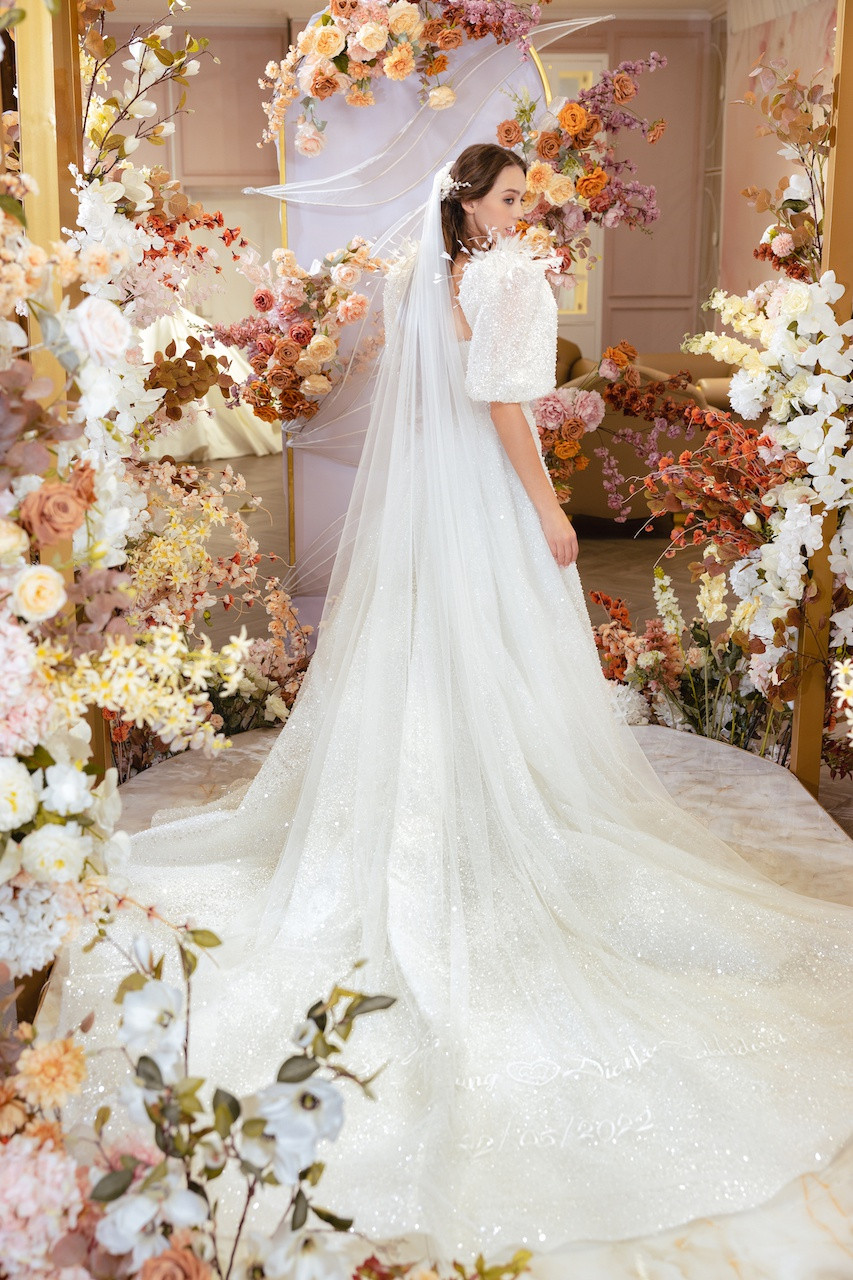 Với tiêu chí mang đến một thiết kế lộng lẫy, sexy nhưng vẫn năng động, nhà thiết kế đã sử dụng chất liệu metallic tulle dòng haute couture cho toàn bộ chiếc váy. Ảnh: NVCC