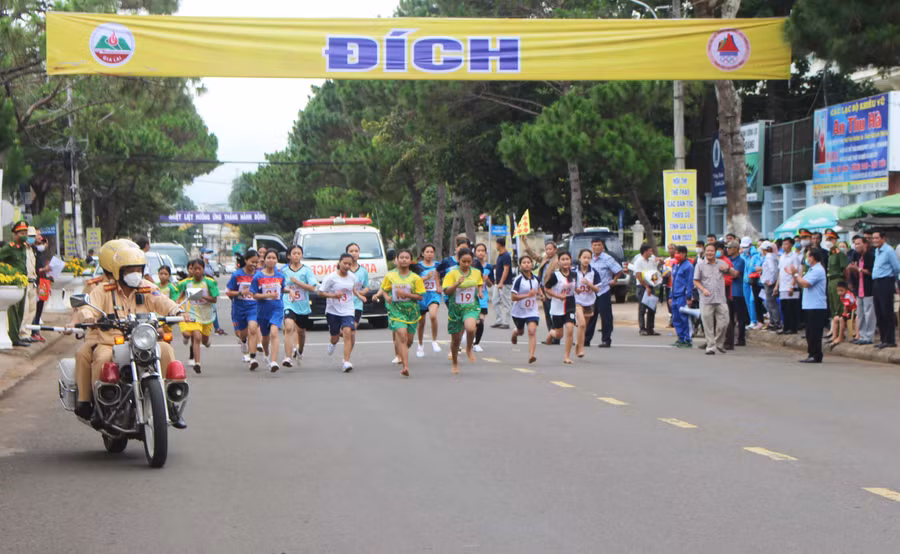 Các vận động viên nữ tham gia nội dung việt dã. Ảnh: Phan Lài