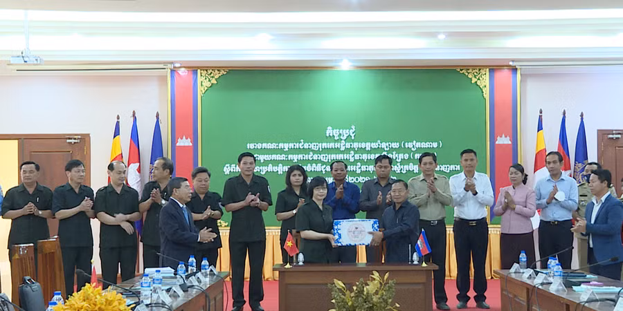 Lãnh đạo tỉnh Gia Lai tặng quà lãnh đạo tỉnh Stung Treng. Ảnh: Đoàn Bình