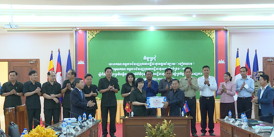 Phó Chủ tịch UBND tỉnh Gia Lai Nguyễn Thị Thanh Lịch (bên trái) tặng quà lãnh đạo tỉnh Stung Treng. Ảnh: Đoàn Bình Lãnh đạo tỉnh Gia Lai tặng quà lãnh đạo tỉnh Stung Treng. Ảnh: Đoàn Bình