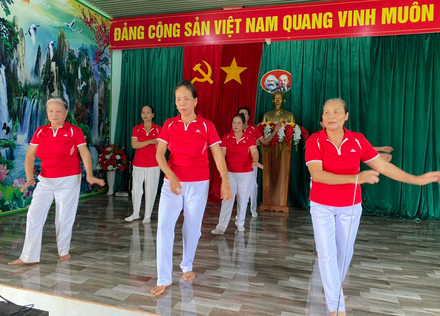 Một buổi tập dân vũ của CLB Văn nghệ người cao tuổi xã Ia Krai (huyện Ia Grai). Ảnh: Hà Phương