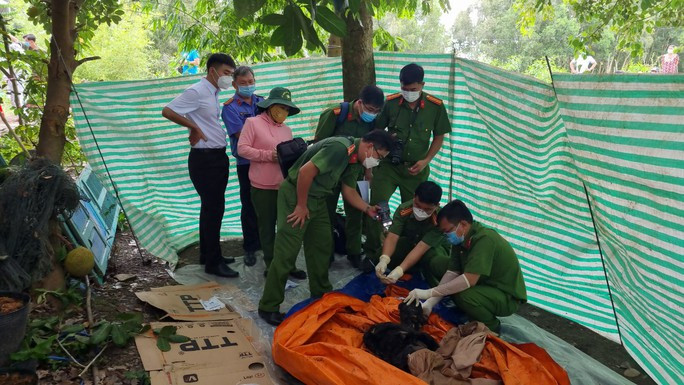  Cảnh sát kỹ thuật hình sự khám nghiệm tử thi