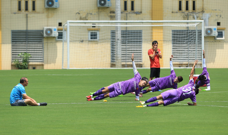 HLV Park Hang-seo cùng U.23 Việt Nam tích cực chuẩn bị cho trận mở màn SEA Games 31. Ảnh: QUANG NEYMAR
