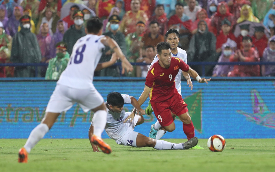 U23 Philippines sẵn sàng chơi rắn để phòng ngự từ xa. Ảnh: Văn Hữu