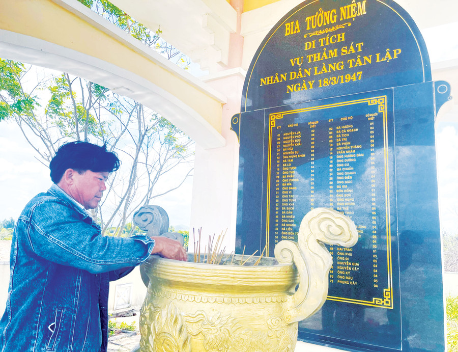 Ông Bùi Phích-Chủ tịch UBND xã Đak Hlơ (huyện Kbang) thắp hương tưởng nhớ những người dân làng Tân Lập bị giặc Pháp thảm sát. Ảnh: Minh Nguyễn