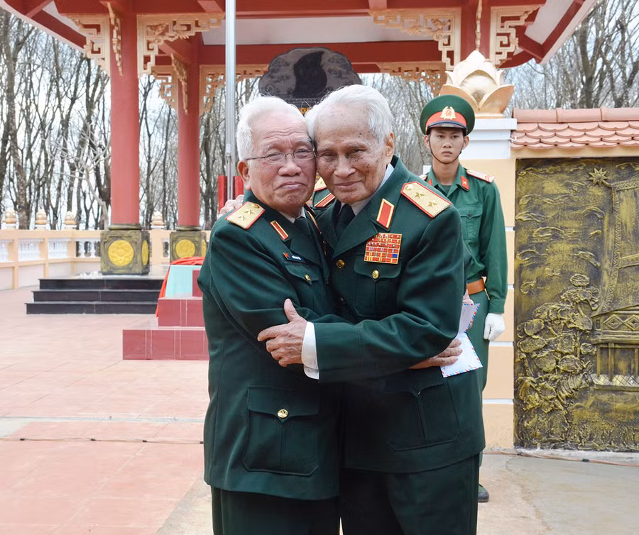 Trung tướng Khuất Duy Tiến (bìa trái) và Trung tướng Nguyễn Quốc Thước. Ảnh: Vĩnh Hoàng