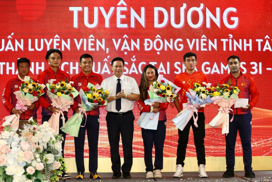 Tuyển quần vợt Việt Nam được tuyên dương, khen thưởng. Ảnh: Dư Hải