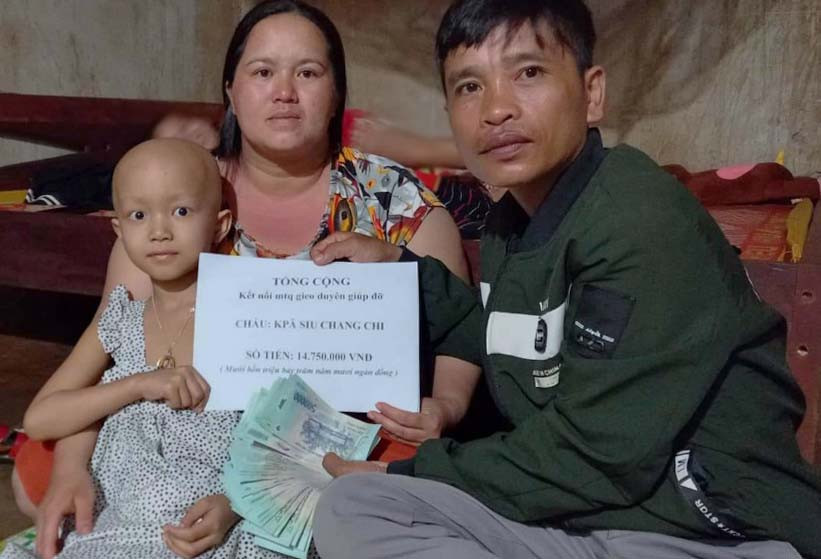 Tặng trên 250 suất quà cho hộ nghèo, khó khăn và bệnh nhân phong xã Ia Phang và thị trấn Nhơn Hòa (GLO)- Ngày 4-5, Hội Chữ thập đỏ huyện Chư Pưh phối hợp với Nhóm thiện nguyện Nhân Ái huyện Chư Pưh và đoàn thiện nguyện Tây Ninh (phường Long Hoa, thị xã Hòa Thành, tỉnh Tây Ninh) cùng chính quyền địa phương tổ chức chương trình tặng quà cho người nghèo, đồng bào dân tộc thiểu số khó khăn và bệnh nhân phong của xã Ia Phang và thị trấn Nhơn Hòa. Theo đó, đoàn trực tiếp trao tặng 250 suất quà (210.000 đồng/suất) cho 250 hộ đồng bào dân tộc thiểu số nghèo và bệnh nhân phong (trong đó 100 hộ có bệnh nhân phong ở xã Ia Phang và 150 hộ đồng bào dân tộc thiểu số nghèo ở thị trấn Nhơn Hòa), quà tặng bao gồm: 10kg gạo, mỳ tôm và một số nhu yếu phẩm khác. Tổng trị giá quà tặng 52,5 triệu đồng do đoàn thiện nguyện Tây Ninh vận động các Mạnh Thường Quân tại tỉnh Tây Ninh tài trợ. Dịp này, Nhóm thiện nguyện Nhân Ái huyện Chư Pưh cũng đã đến thăm và trao số tiền đợt 2 là trên 14,7 triệu đồng cho gia đình cháu Kpă Siu Chang Chi (cư trú tại Plei Kly Phun, thị trấn Nhơn Hòa, huyện Chư Pưh) cháu Chi (sinh năm 2015) bị ung thư bàng quang hiện đang điều trị tại Bệnh viện Nhi đồng 2 (TP. Hồ Chí Minh), gia đình cháu đang rất khó khăn cần sự giúp đỡ. Được biết, trước đó Nhóm thiện nguyện Nhân Ái huyện Chư Pưh cũng đã trao tiền đợt 1 cho gia đình với số tiền gần 15 triệu đồng. Tổng 2 đợt 29,5 triệu đồng do Nhóm thiện nguyện Nhân Ái huyện Chư Pưh vận động, tài trợ. HỒNG NGỌC Tặng quà cho các hộ đồng bào DTTS khó khăn thị trấn Nhơn Hòa, huyện Chư Pưh, tỉnh Gia Lai Đại diện Nhóm thiện nguyện Nhân Ái huyện Chư Pưh trao trên 14,7 triệu đồng cho gia đình cháu Kpă Siu Chang Chi nhằm trang trải viện phí