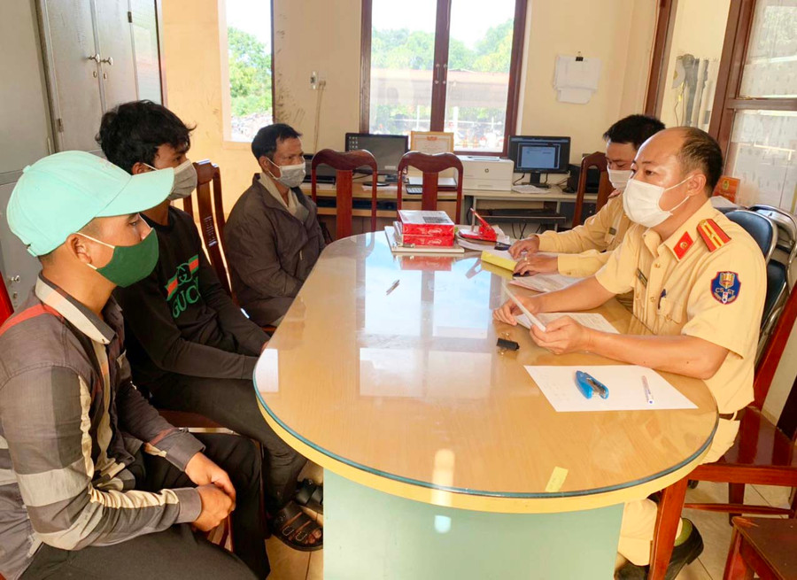 Đội Cảnh sát Giao thông-Trật tự (Công an huyện Chư Pưh) gọi hỏi, răn đe và xử phạt vi phạm hành chính đối với Rmah Mập, Rmah Bim và gia đình Bim. Ảnh: Hà Chi Đội Cảnh sát Giao thông-Trật tự (Công an huyện Chư Pưh) gọi hỏi, răn đe và xử phạt vi phạm hành chính đối với Rmah Mập, Rmah Bim và gia đình Bim. Ảnh: Hà Chi