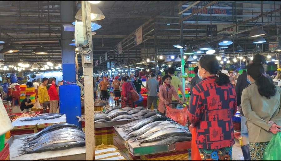 Giá cả nhiều mặt hàng thực phẩm tăng cao. Ảnh: Quang Thuần