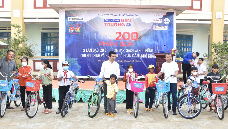 Ban tổ chức tặng xe đạp cho học sinh Trường Tiểu học xã Sơn Lang. Ảnh: Đức Thụy