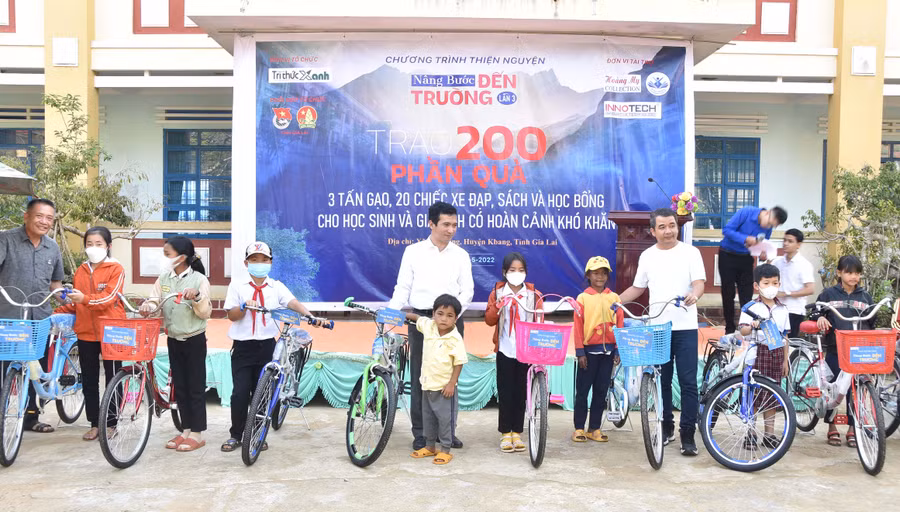 Ban tổ chức tặng xe đạp cho học sinh Trường Tiểu học xã Sơn Lang. Ảnh: Đức Thụy