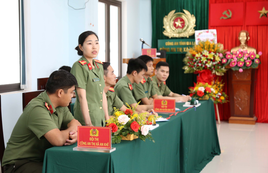 Thành viên Đội Công an thị xã An Khê trả lời một nội dung thi. Ảnh: Thúy Trinh