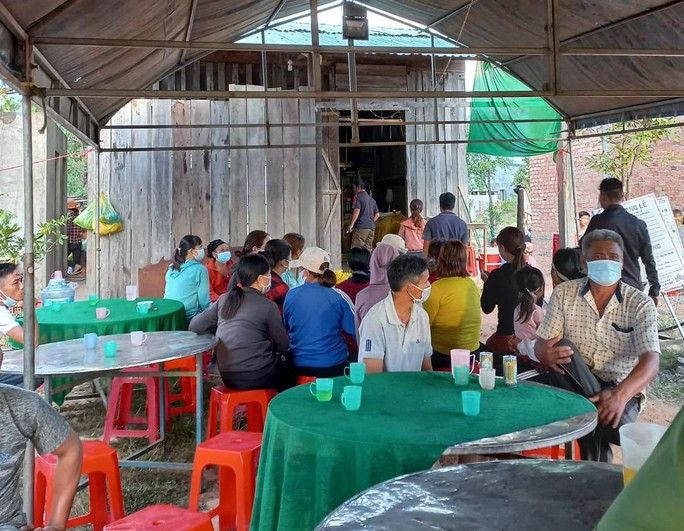 Chính quyền địa phương và người dân đến thăm hỏi, tổ chức hậu sự cho vợ chồng anh T.