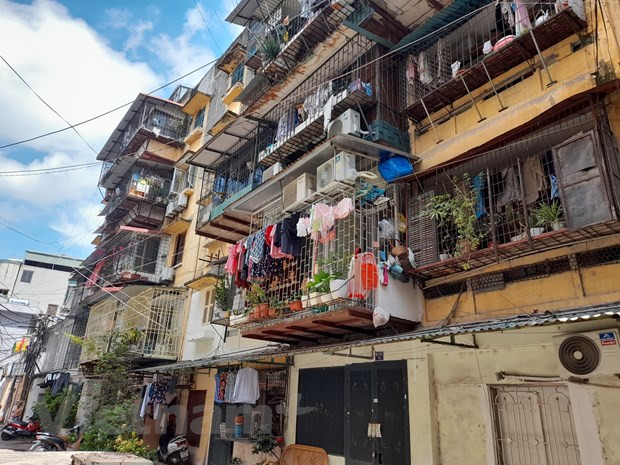 Sau hơn 45 năm tồn tại, đến nay nhiều dãy nhà chung cư cũ 60 Thổ Quan đã xuống cấp với mức độ nguy hiểm được Sở Xây dựng Hà Nội xác định ở cấp B và C. Ảnh: Hùng Võ/Vietnam+