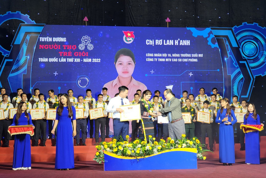 Chị Rơ Lan H'Anh nhận giải thưởng "Người thợ trẻ giỏi" toàn quốc lần thứ XIII năm 2022. Ảnh: Quốc Bình Chị Rơ Lan H'Anh nhận giải thưởng Người thợ trẻ giỏi toàn quốc lần thứ XIII-năm 2022. Ảnh: Quốc Bình