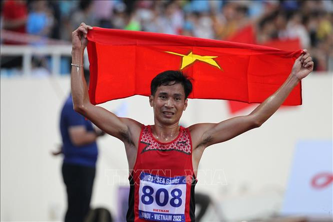 VĐV Nguyễn Văn Lai vui mừng chiếc HCV 10.000m nam tại SEA Games 31, chiều 17/5/2022. Ảnh: Quốc Khánh/TTXVN
