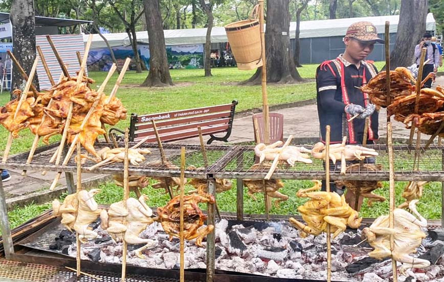 Gia Lai giới thiệu ẩm thực truyền thống tại công viên Lê Văn Tám, quận 1, TP. Hồ Chí Minh