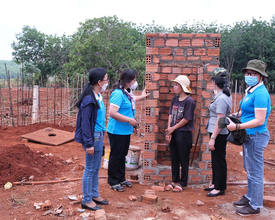 Hội LHPN TP. Thủ Đức (TP. Hồ Chí Minh) khảo sát thực tế các hội viên khó khăn được hỗ trợ làm nhà vệ sinh. Ảnh: Minh Châu