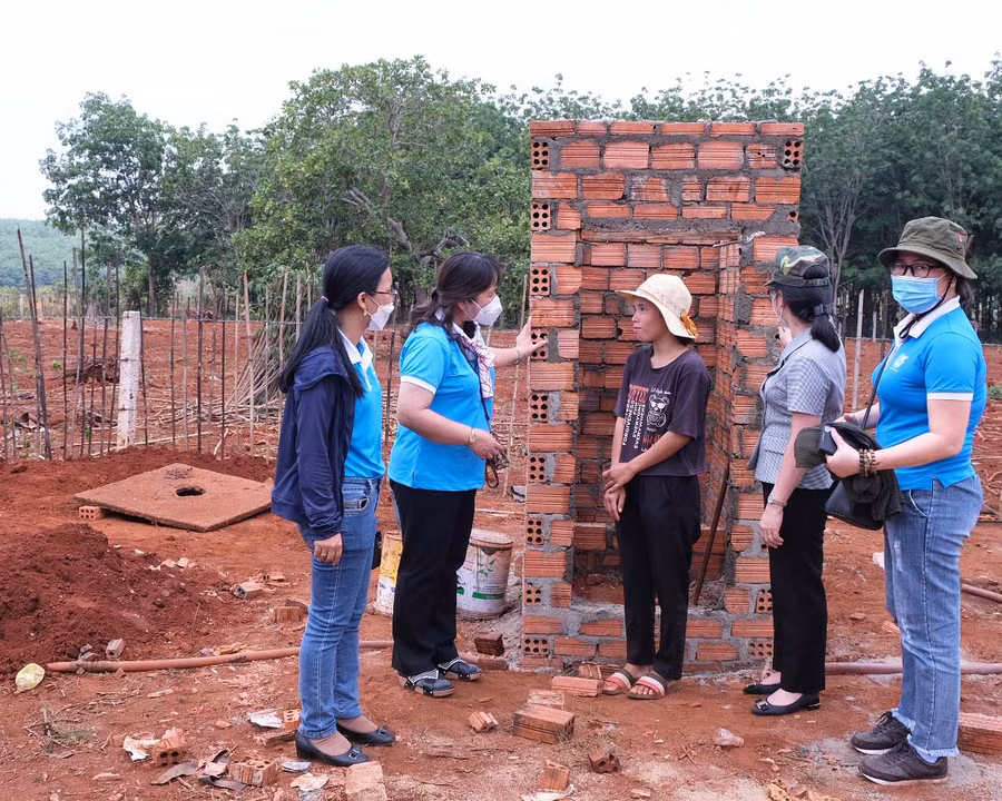 Hội LHPN TP. Thủ Đức (TP. Hồ Chí Minh) khảo sát thực tế các hội viên khó khăn được hỗ trợ làm nhà vệ sinh. Ảnh: Minh Châu