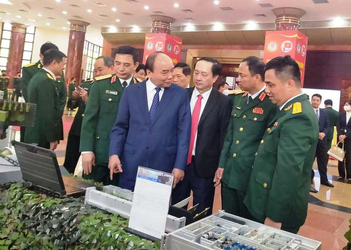 Chủ tịch nước Nguyễn Xuân Phúc nghe giới thiệu về hai công trình đặc biệt xuất sắc đoạt giải thưởng Hồ Chí Minh về Khoa học và Công nghệ - Ảnh: Dương Ngọc Chủ tịch nước Nguyễn Xuân Phúc nghe giới thiệu về hai công trình đặc biệt xuất sắc đoạt giải thưởng Hồ Chí Minh về Khoa học và Công nghệ - Ảnh: Dương Ngọc