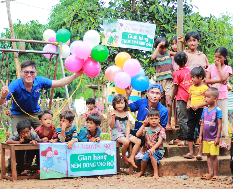 Thiếu nhi xã Ia Hlốp (huyện Chư Sê) háo hức với trò chơi do nhóm tình nguyện Xanh màu tuổi trẻ (TP. Hồ Chí Minh) tổ chức. Ảnh: Thủy Bình Thiếu nhi xã Ia Hlốp (huyện Chư Sê) háo hức với trò chơi do nhóm tình nguyện Xanh màu tuổi trẻ (TP. Hồ Chí Minh) tổ chức. Ảnh: Thủy Bình