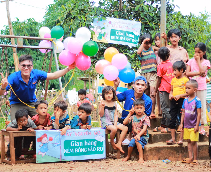 Thiếu nhi xã Ia Hlốp (huyện Chư Sê) háo hức với trò chơi do nhóm tình nguyện Xanh màu tuổi trẻ (TP. Hồ Chí Minh) tổ chức. Ảnh: Thủy Bình