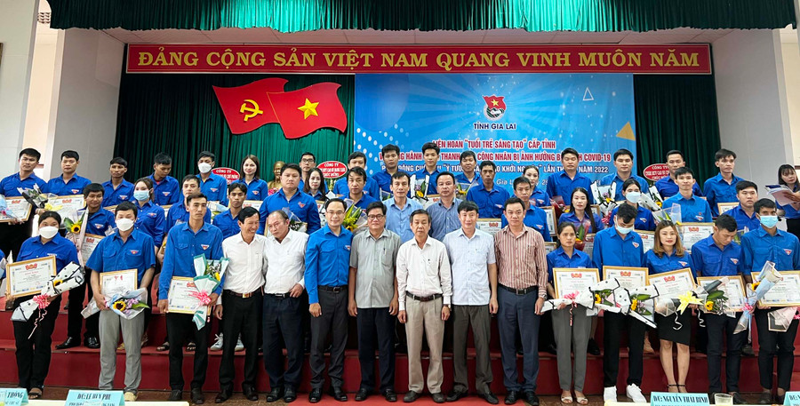 Các đại biểu chụp hình lưu niệm cùng các gương thanh niên tiêu biểu trong phong trào Tuổi trẻ sáng tạo. Ảnh: Phan Lài