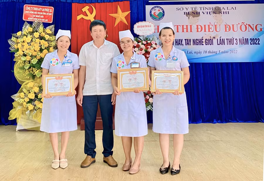 Bác sĩ Hoàng Ngọc Thành- Phó Giám đốc Bệnh viện Nhi trao giấy khen và phần thưởng cho các điều dưỡng đạt giải. Ảnh: Như Nguyện 