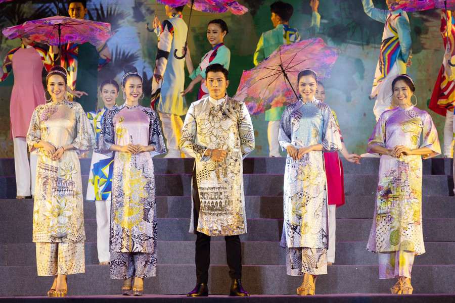 Hoa hậu Diễm Hương, siêu mẫu Ngọc Tình, MC Quỳnh Hoa tự tin sải bước trong những tà áo dài cách tân. Ảnh: SOHO